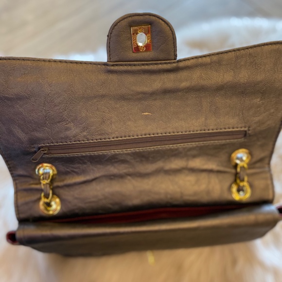 Silver soft leather purse with gold hardware - Picture 4 of 7